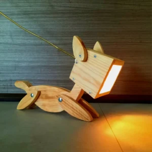 Χειροποίητο επιτραπέζιο φωτιστικό σκύλος από ανακυκλωμένο ξύλο πεύκου, Zizania upcycling art.